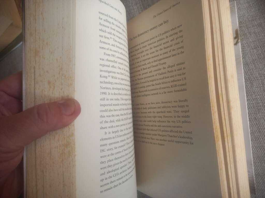 Apartheid Guns and Money: A Tale of Profit - Hennie van Vuuren