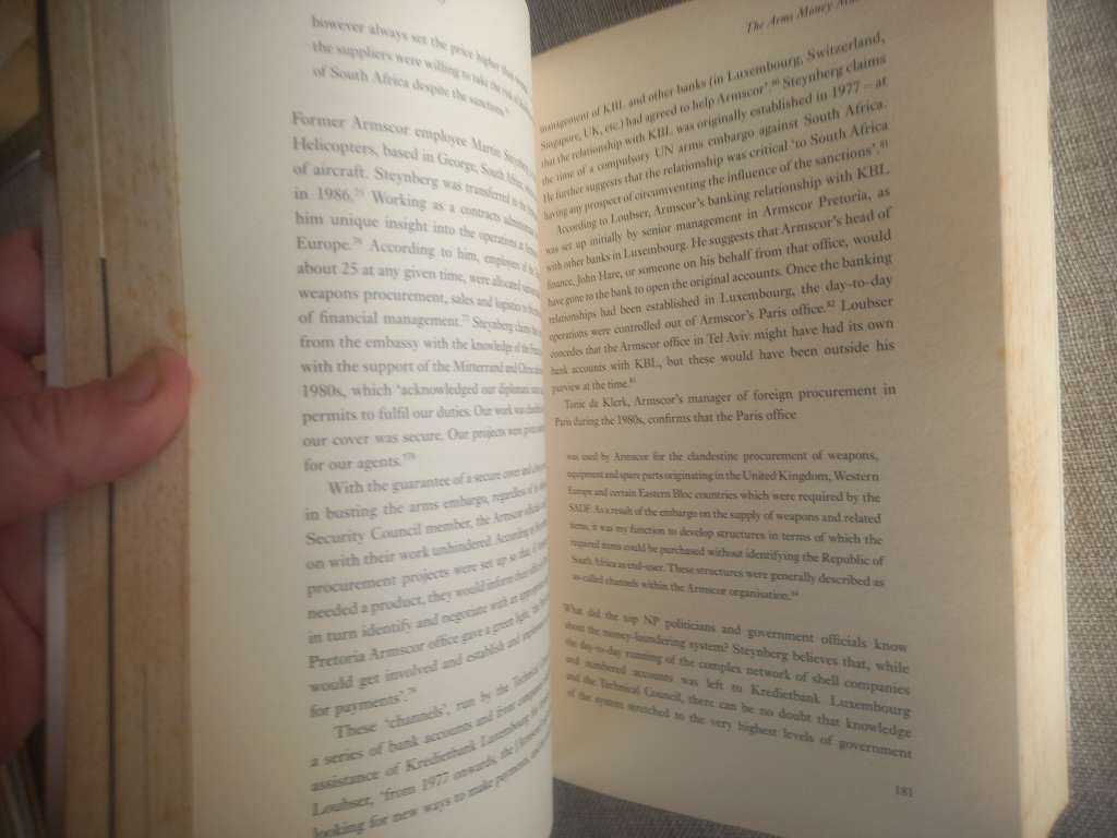 Apartheid Guns and Money: A Tale of Profit - Hennie van Vuuren