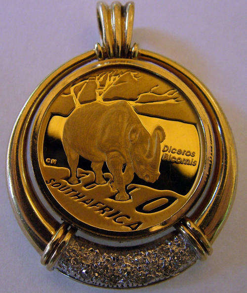 1\4 once RhINO in a beutyfull pendand with +-1ct of diomonds in