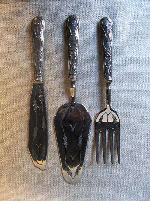 VINTAGE SERVING SET X 3 - FORK, KNIFE & CAKE LIFT