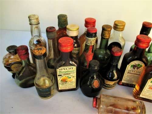 VINTAGE MINIATURE BOTTLE LOT (x25 bottles)