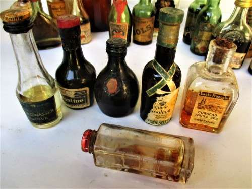 VINTAGE MINIATURE BOTTLE LOT (x25 bottles)