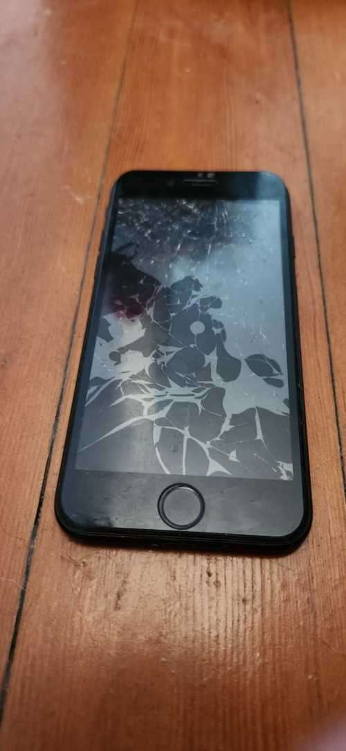 Iphone 7 32gb - cracked screen