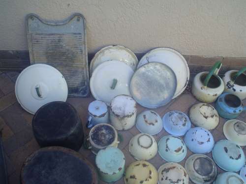 85 pieces of enamel and tin