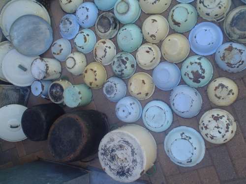 85 pieces of enamel and tin