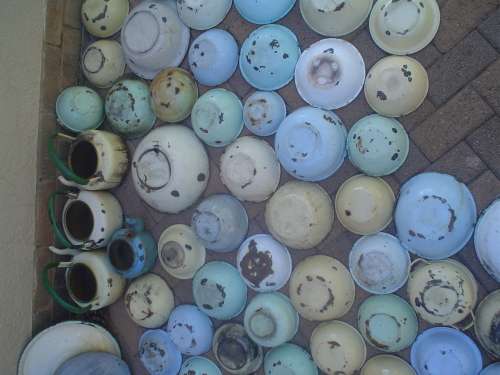 85 pieces of enamel and tin