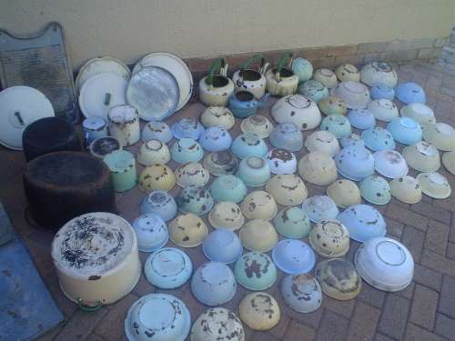 85 pieces of enamel and tin