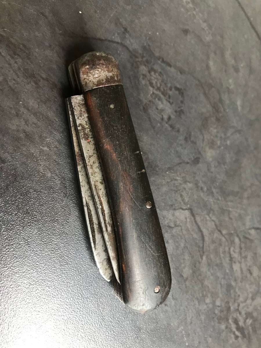 Vintage knife with wood scales