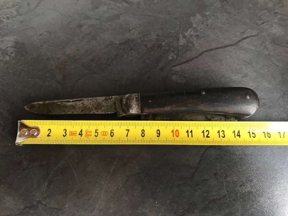 Vintage knife with wood scales