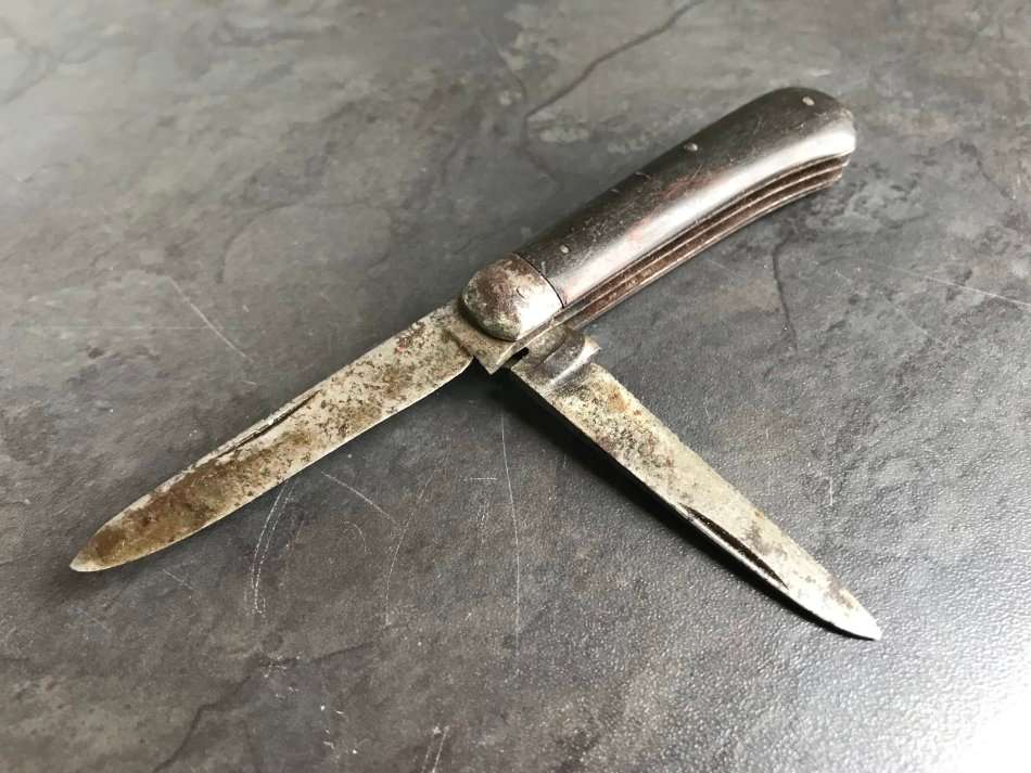 Vintage knife with wood scales