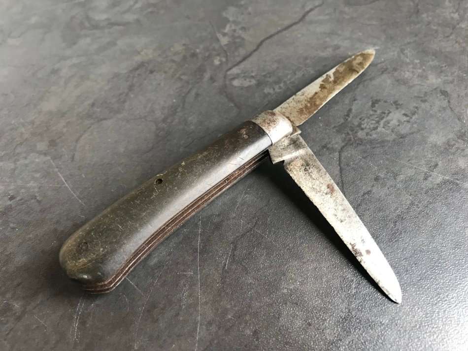 Vintage knife with wood scales
