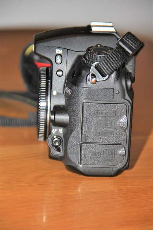 NIKON D7000 DSLR BODY IN EXCELLENT CONDITION