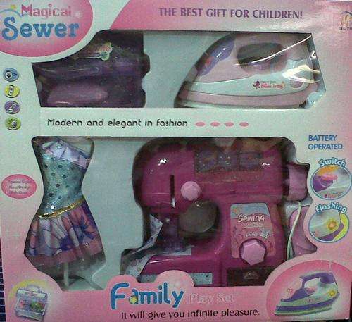 New Listing - Battery Powered Girls Sewing Machine & Accessories