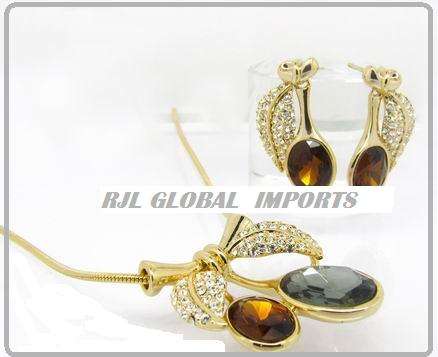 Luxury Item - Gorgeous Swarovski Pendant Necklace Set