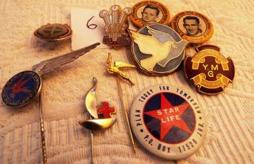 COLLECTABLE MIXED LOT OF BADGES