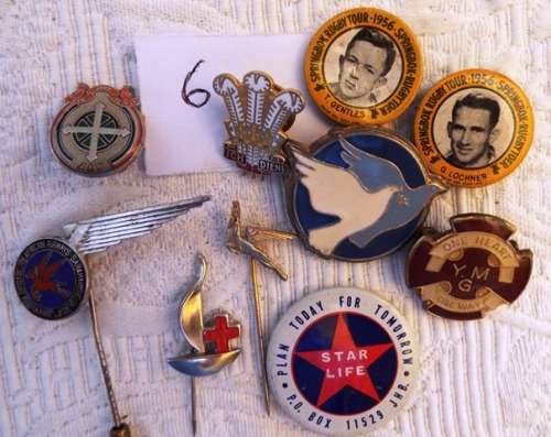 COLLECTABLE MIXED LOT OF BADGES