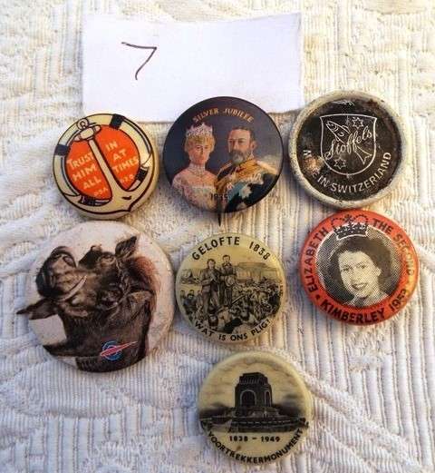 COLLECTABLE MIXED LOT OF BADGES