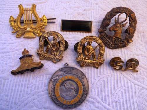 COLLECTABLE MIXED LOT OF BADGES