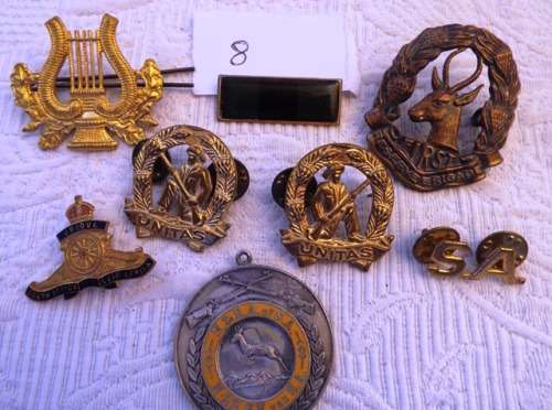 COLLECTABLE MIXED LOT OF BADGES