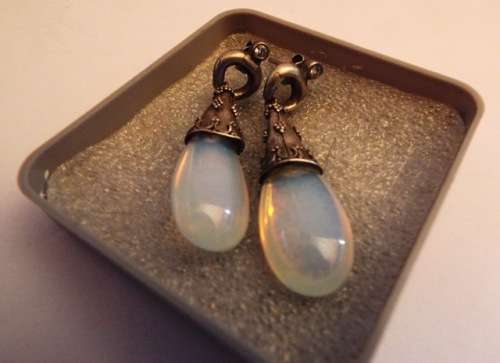 COLLECTABLE VINTAGE EARRINGS - FOR PIERCED EARS