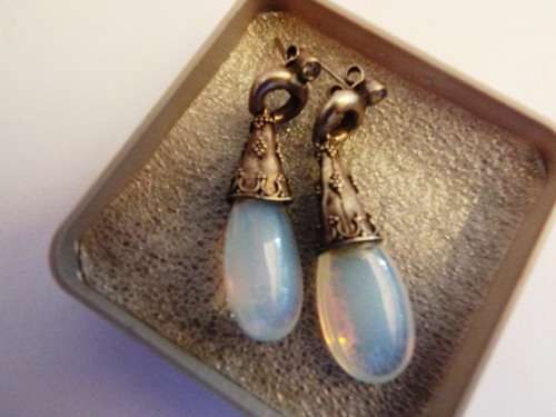 COLLECTABLE VINTAGE EARRINGS - FOR PIERCED EARS
