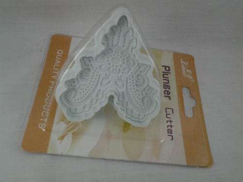 Fondant patterned heart border plunger cutter