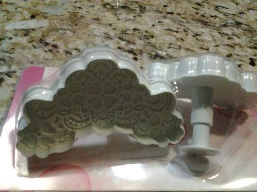 Fondant patterned border plunger cutter