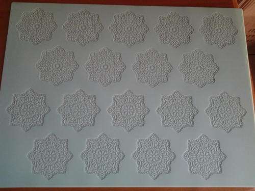 Fondant mat with lace pattern