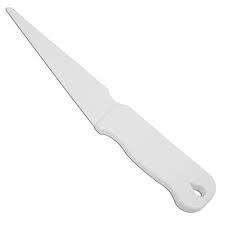 Plastic knife for cake decorating