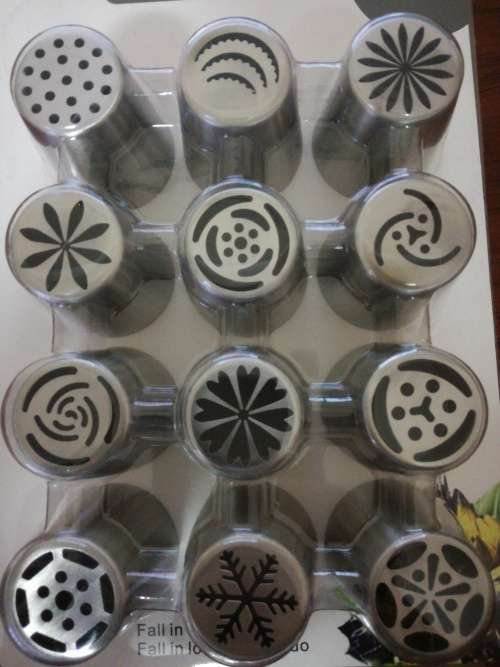12 piece arge Russian Cream decorating metal nozzle set