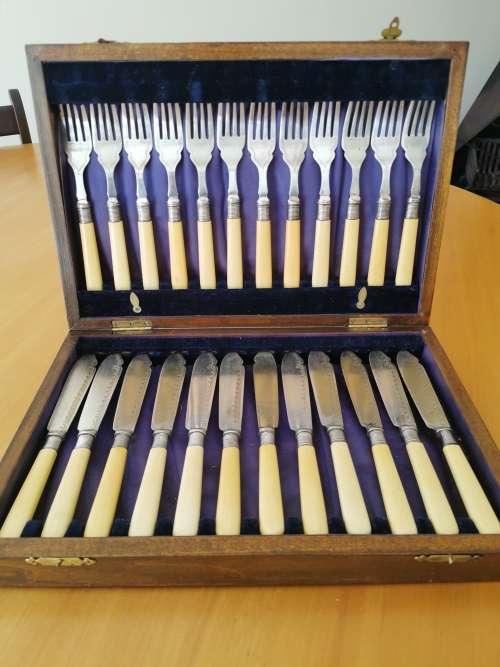 Silver plated fish cutlery