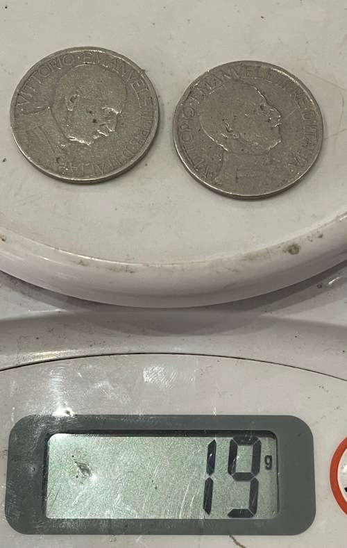 1924 Italy 2 x 2 Lire coins ( BID FOR THE LOT) - Circulated, 19 Grams (ITA01)
