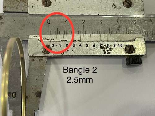 9CT SOLID GOLD BANGLE - 2.5mm WIDE and 61mm O/D  3.45 GRAMS - (BANG02)