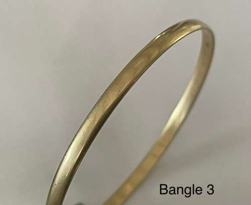 9CT SOLID GOLD BANGLE - 4mm WIDE and 62mm O/D  8.34 GRAMS - (BANG03)