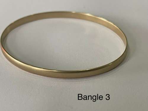 9CT SOLID GOLD BANGLE - 4mm WIDE and 62mm O/D  8.34 GRAMS - (BANG03)