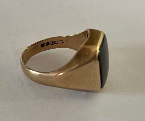 9CT SOLID GOLD SIGNET RING and ONYX STONE - Ring size +/-19mm I/D and 21.5mm O/D  8.40 GRAMS