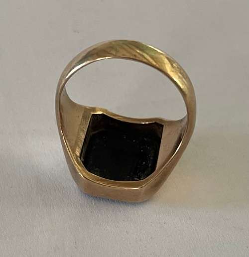9CT SOLID GOLD SIGNET RING and ONYX STONE - Ring size +/-19mm I/D and 21.5mm O/D  8.40 GRAMS