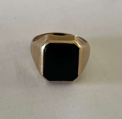 9CT SOLID GOLD SIGNET RING and ONYX STONE - Ring size +/-19mm I/D and 21.5mm O/D  8.40 GRAMS