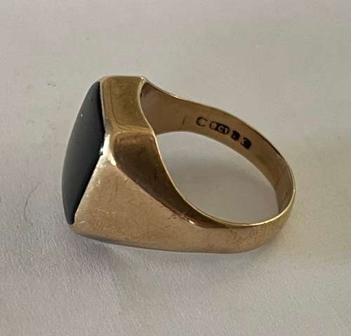 9CT SOLID GOLD SIGNET RING and ONYX STONE - Ring size +/-19mm I/D and 21.5mm O/D  8.40 GRAMS