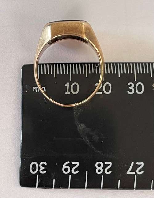 9CT SOLID GOLD SIGNET RING and ONYX STONE - Ring size +/-19mm I/D and 21.5mm O/D  8.40 GRAMS
