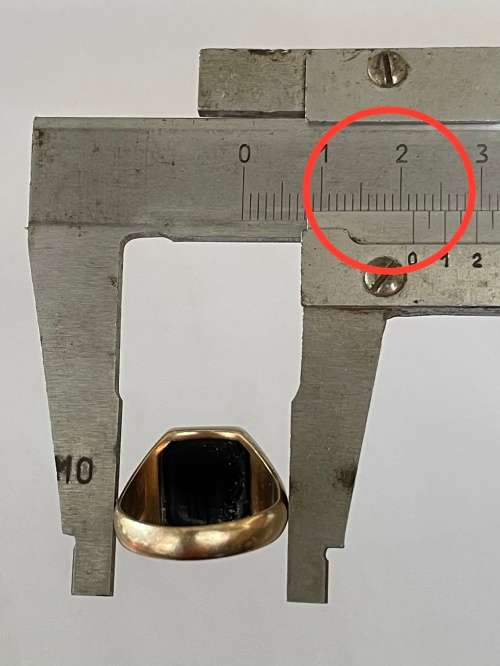 9CT SOLID GOLD SIGNET RING and ONYX STONE - Ring size +/-19mm I/D and 21.5mm O/D  8.40 GRAMS