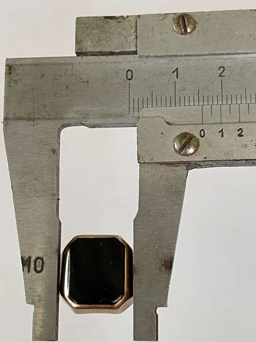 9CT SOLID GOLD SIGNET RING and ONYX STONE - Ring size +/-19mm I/D and 21.5mm O/D  8.40 GRAMS