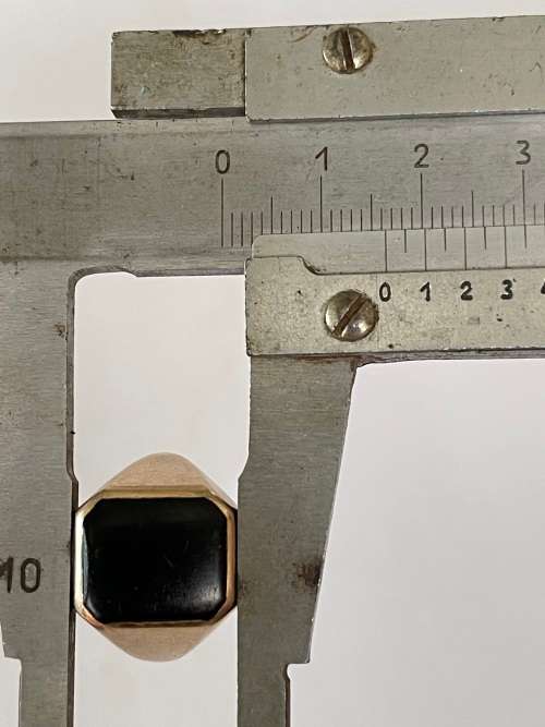 9CT SOLID GOLD SIGNET RING and ONYX STONE - Ring size +/-19mm I/D and 21.5mm O/D  8.40 GRAMS