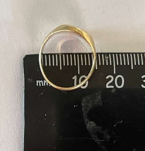 9CT SOLID GOLD SMALL LADIES RING  - Ring size +/-14mm I/D and 18mm O/D  3.18 GRAMS - (RING3 )