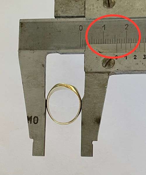 9CT SOLID GOLD SMALL LADIES RING  - Ring size +/-14mm I/D and 18mm O/D  3.18 GRAMS - (RING3 )