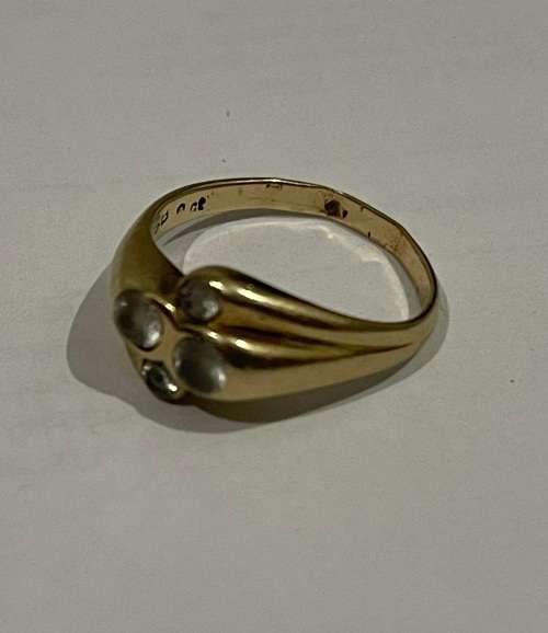 9CT SOLID GOLD LADIES RING (SB Marking) WITH 4 X CZ  +/-17mm I/D and 20mm O/D  3.68 GRAMS - (RING1 )