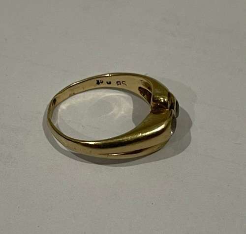 9CT SOLID GOLD LADIES RING (SB Marking) WITH 4 X CZ  +/-17mm I/D and 20mm O/D  3.68 GRAMS - (RING1 )