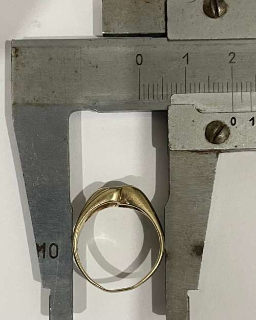 9CT SOLID GOLD LADIES RING (SB Marking) WITH 4 X CZ  +/-17mm I/D and 20mm O/D  3.68 GRAMS - (RING1 )