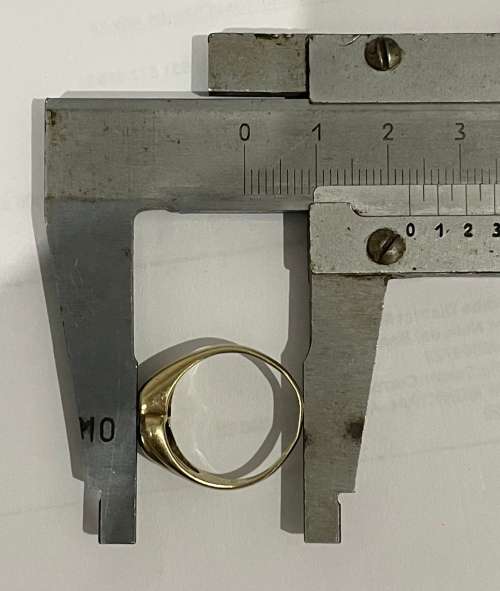 9CT SOLID GOLD LADIES RING (SB Marking) WITH 4 X CZ  +/-17mm I/D and 20mm O/D  3.68 GRAMS - (RING1 )