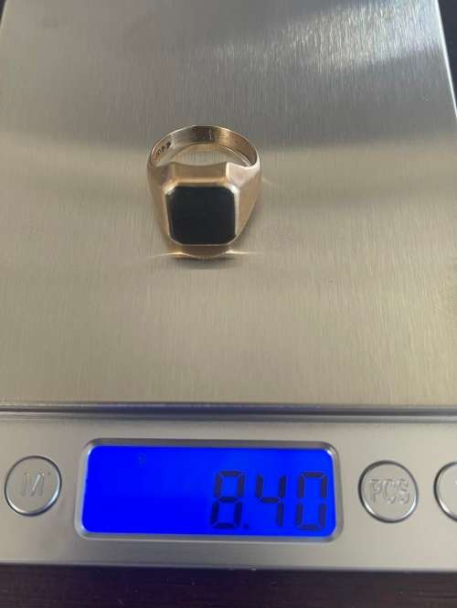 9CT SOLID GOLD SIGNET RING and ONYX STONE - Ring size +/-19mm I/D and 21.5mm O/D  8.40 GRAMS
